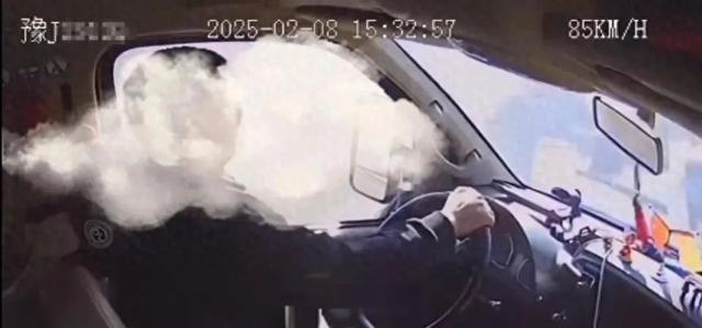 女子在高速路上与司机激烈争吵车辆失控撞上护栏！多方回应