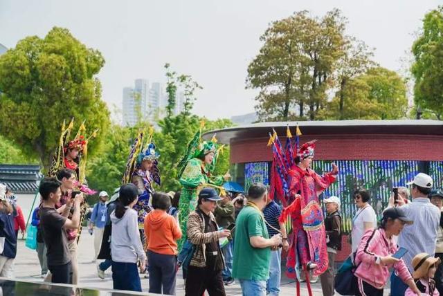 来龙华广场感受“妙会·春灵龙华”记得参与“微旅行”打卡(图2)