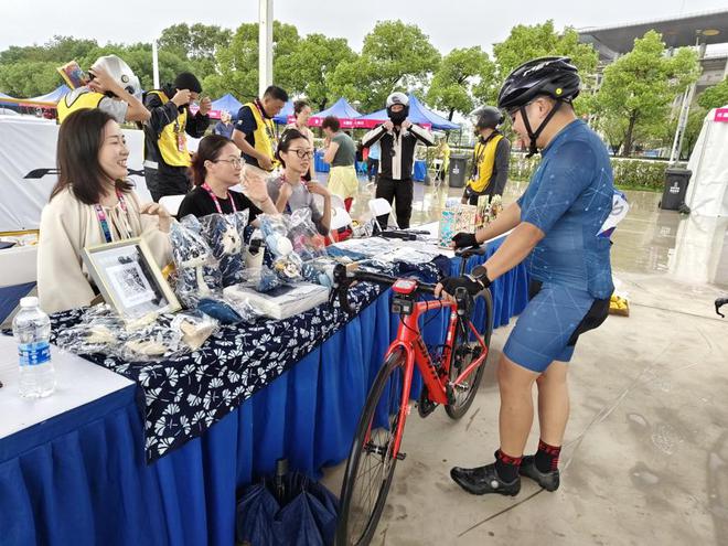 九游官网入口：上海国际赛车场外挑战另一条赛道2024环上海·新城自行车赛从嘉定启航(图6)