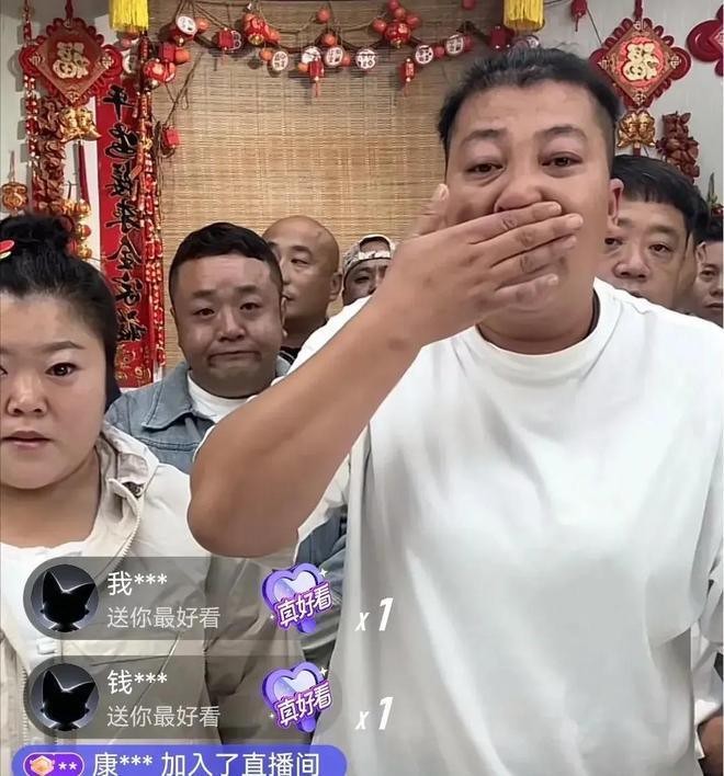九游app：东北雨姐现身寺庙烧香拜佛态度虔诚穿千元外套生活仍丰富多姿(图3)