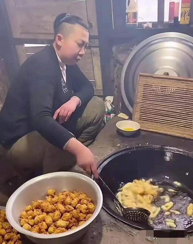 九游app：东北雨姐现身寺庙烧香拜佛态度虔诚穿千元外套生活仍丰富多姿(图4)