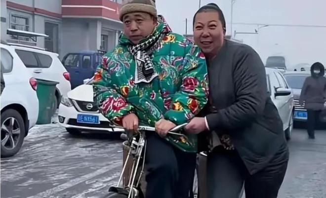 九游app：东北雨姐现身寺庙烧香拜佛态度虔诚穿千元外套生活仍丰富多姿(图5)