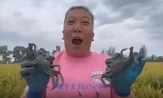 九游app：东北雨姐现身寺庙烧香拜佛态度虔诚穿千元外套生活仍丰富多姿(图6)