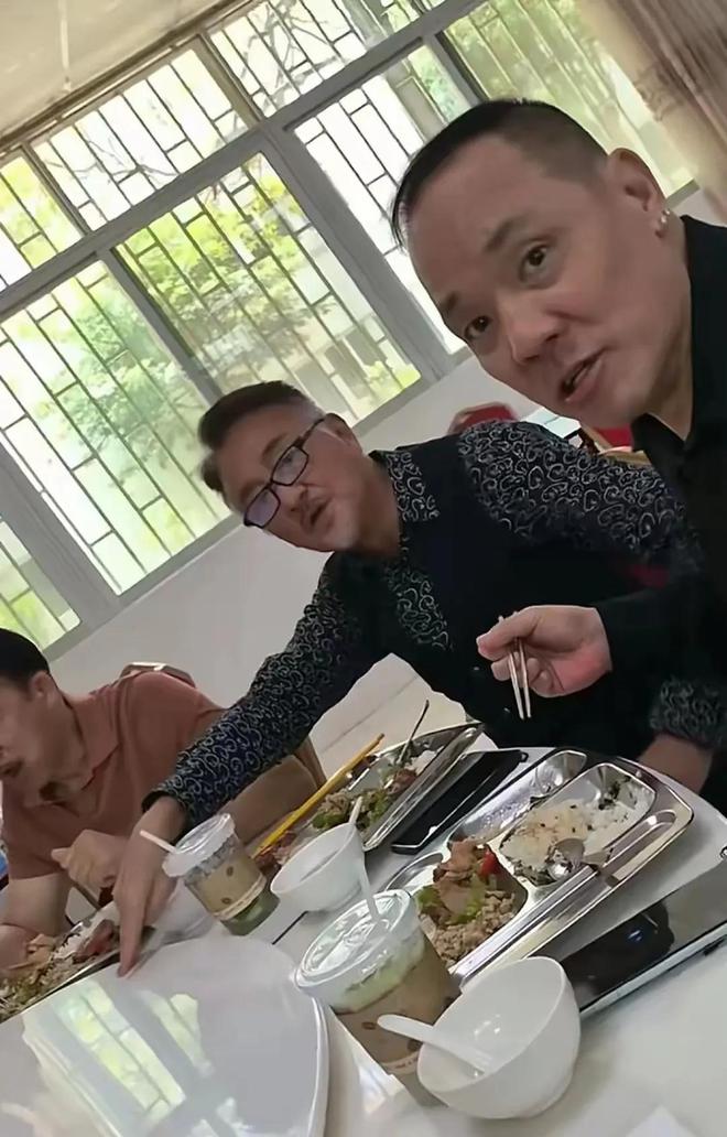 九游app：吴毅将到惠州探望何家劲对方带他排队吃员工餐称这是最高规格(图6)
