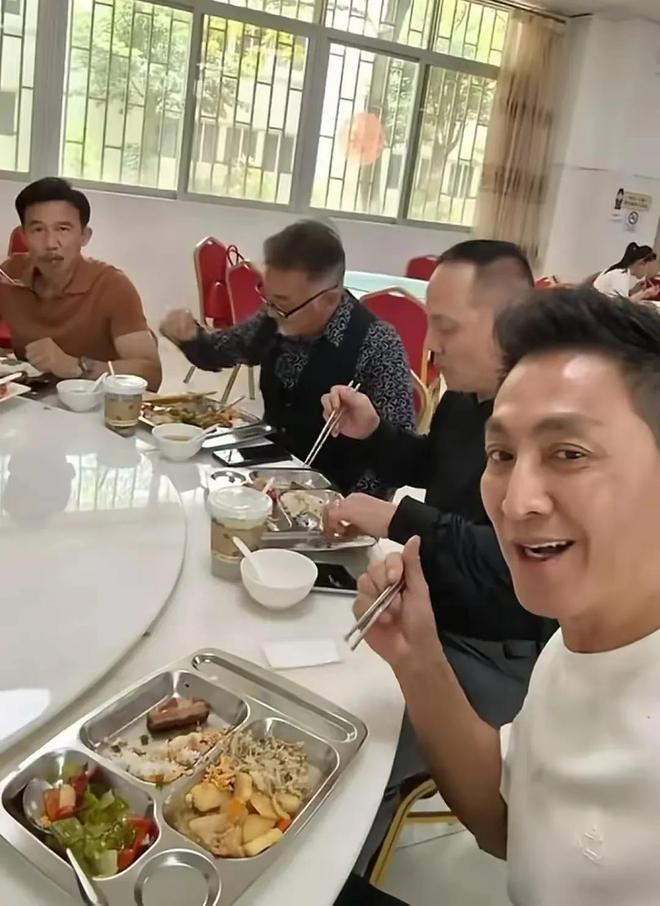 九游app：吴毅将到惠州探望何家劲对方带他排队吃员工餐称这是最高规格(图5)