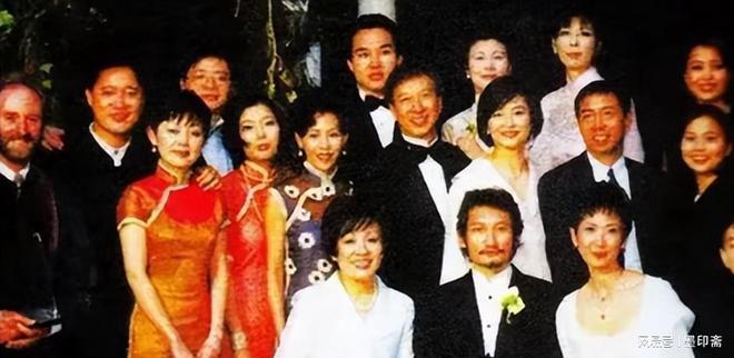 九游官网入口：离婚11年徐克施南生再同框一个满脸凶相一个印证张国荣没说错(图3)