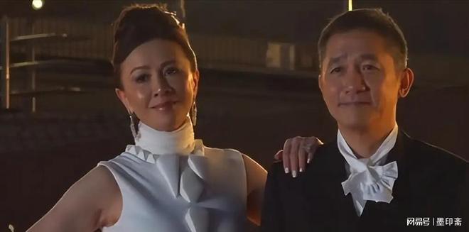 九游官网入口：离婚11年徐克施南生再同框一个满脸凶相一个印证张国荣没说错(图2)