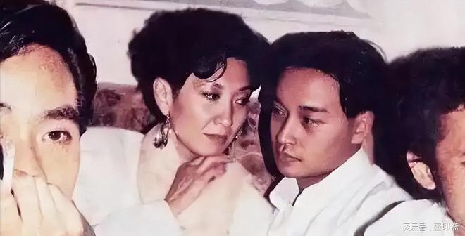 九游官网入口：离婚11年徐克施南生再同框一个满脸凶相一个印证张国荣没说错(图4)