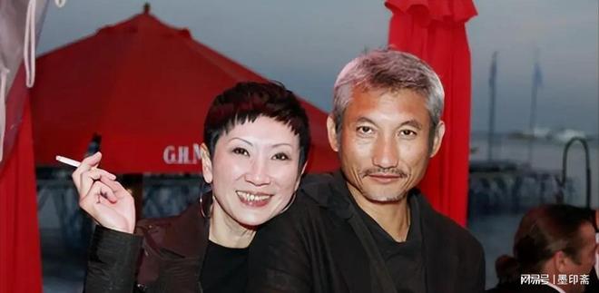 九游官网入口：离婚11年徐克施南生再同框一个满脸凶相一个印证张国荣没说错(图6)