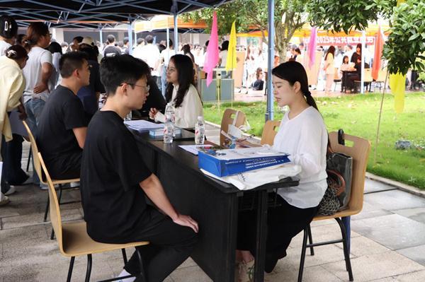 超千岗位揽才 重庆化工职业学院举行2025年四川南充专场招聘会(图2)
