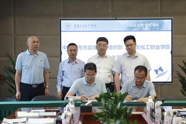 超千岗位揽才 重庆化工职业学院举行2025年四川南充专场招聘会(图3)