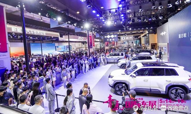 AI机器人首秀发布20余款新车！2025青岛国际车展开幕(图1)