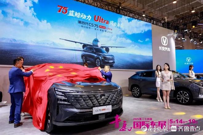 AI机器人首秀发布20余款新车！2025青岛国际车展开幕(图2)
