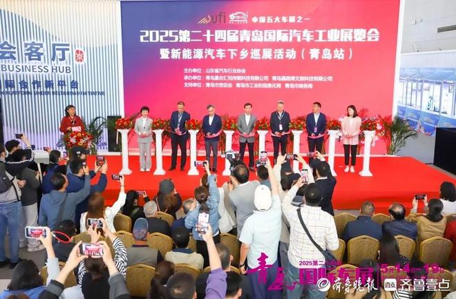 AI机器人首秀发布20余款新车！2025青岛国际车展开幕(图3)