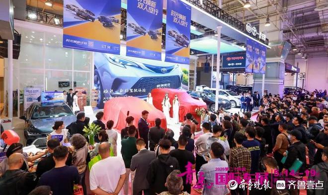 AI机器人首秀发布20余款新车！2025青岛国际车展开幕(图4)