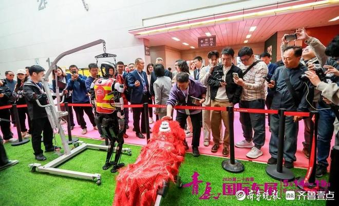 AI机器人首秀发布20余款新车！2025青岛国际车展开幕(图6)