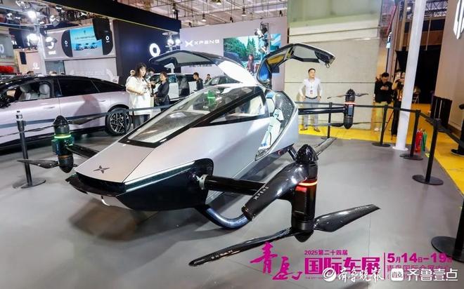 AI机器人首秀发布20余款新车！2025青岛国际车展开幕(图5)