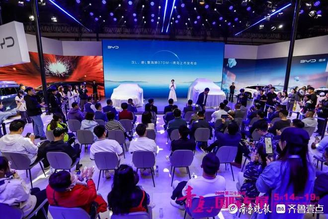 AI机器人首秀发布20余款新车！2025青岛国际车展开幕(图7)