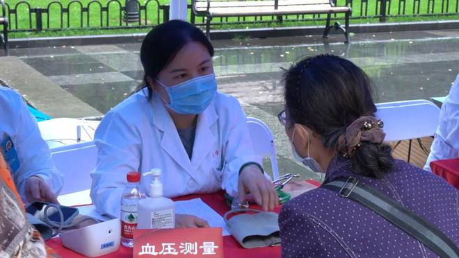 九游体育：雨中情！光华医院今天在中山公园开展了大型义诊活动(图2)