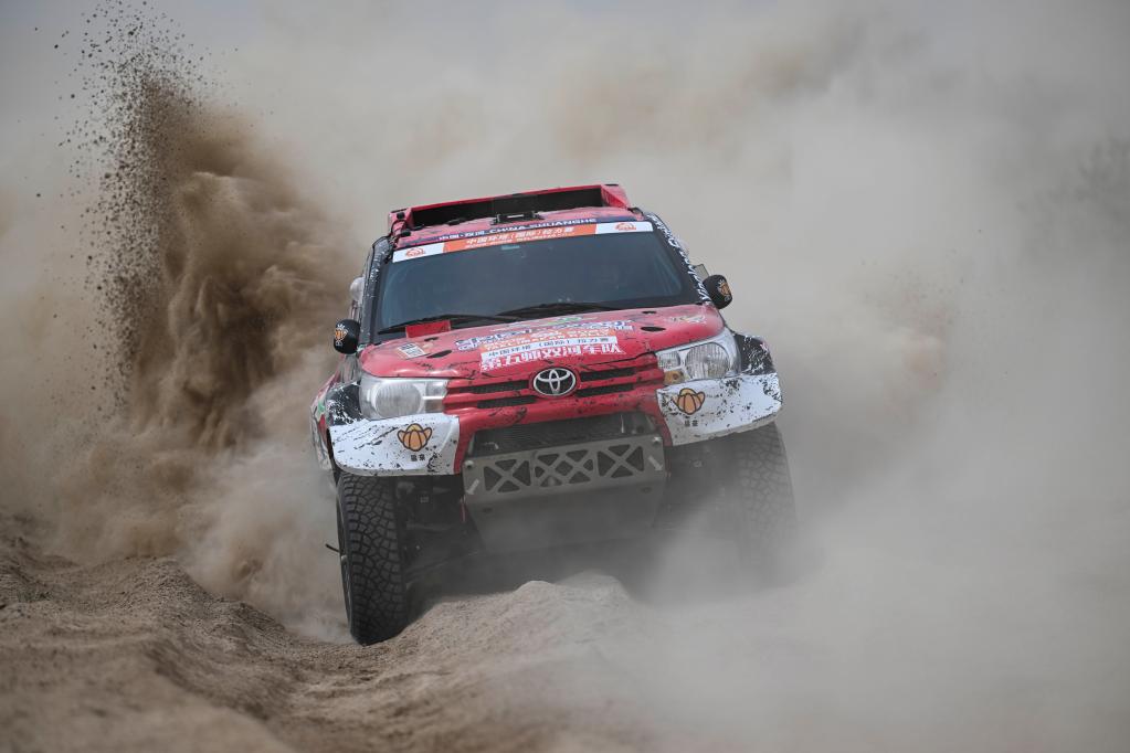 SS8赛段风景如画 环塔激战接近尾声(图1)