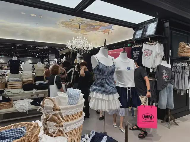 靠俊男靓女这家女装卖爆了(图3)