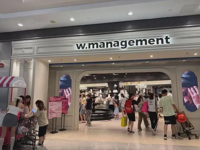 靠俊男靓女这家女装卖爆了(图1)