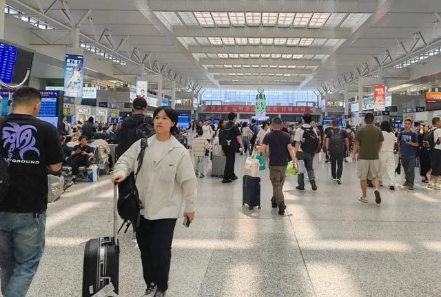 九游app：出城高峰来了！上海部分高速路已现通行缓慢7成车流往这个方向…52万人坐火车离沪最新研判→(图3)