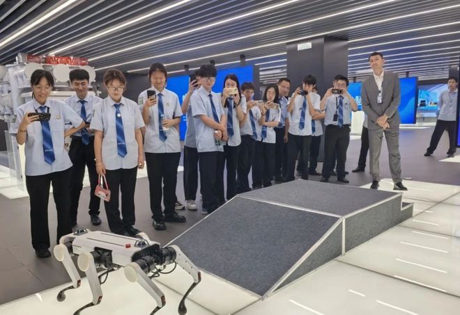 2025下半年就业新风口：北京八维教育集团助力学子抢占黄金赛道(图1)