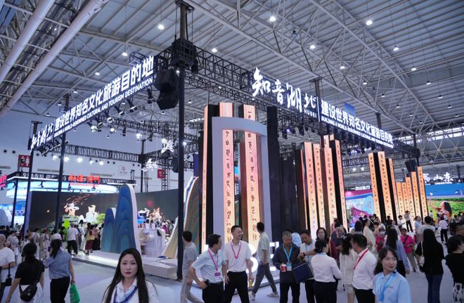 九游体育：故宫、迪士尼机器人文旅热门IP亮相2025中国文旅博览会(图2)