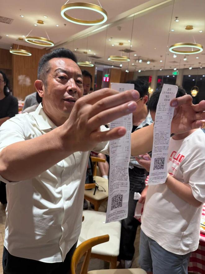 罗永浩悬赏10万征集西贝预制菜线索！贾国龙称将起诉罗晒出其账单：5人点15份菜只有两份没吃完(图2)