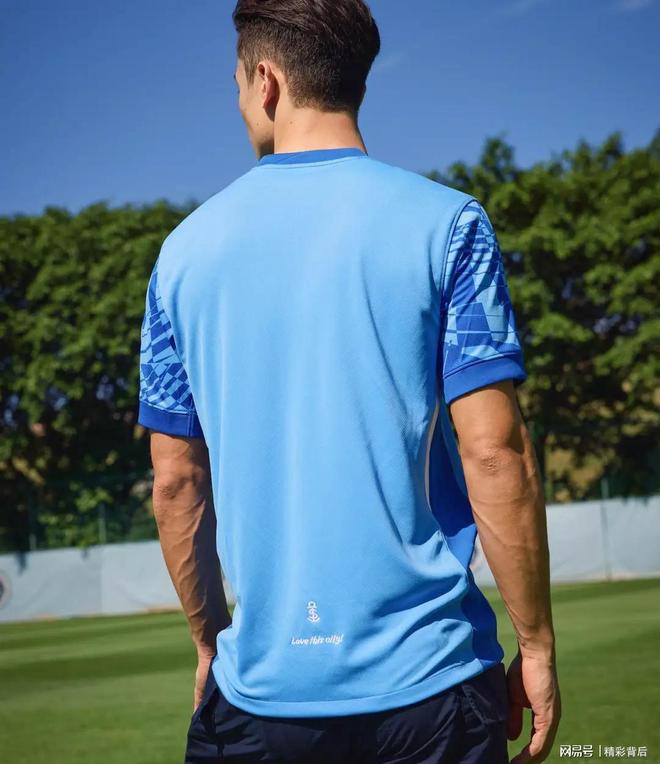 新款、深圳新鹏城联名潮牌推799元限量球衣！街头风混搭足球魂