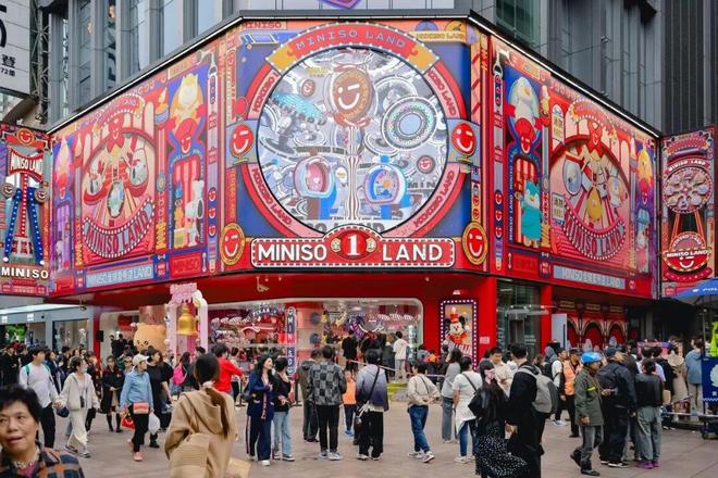 国际巨星扎堆打卡名创优品：“兴趣消费”背后的全球商业变局(图2)