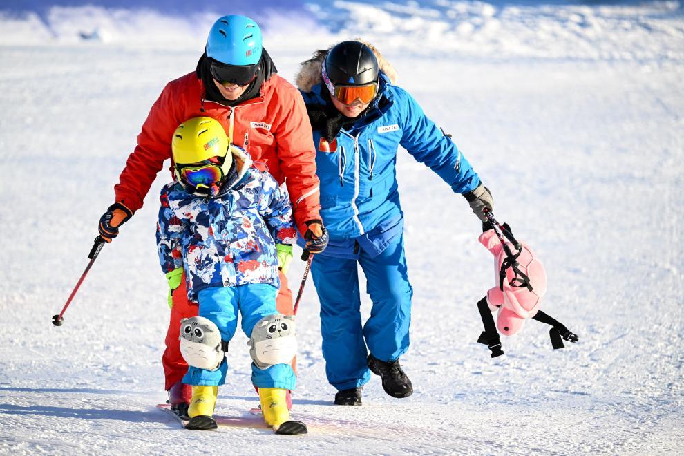 经济政策一线微观察丨从“冷资源”到“热经济”：看2025冰雪产业万亿赛道“新热气”(图1)