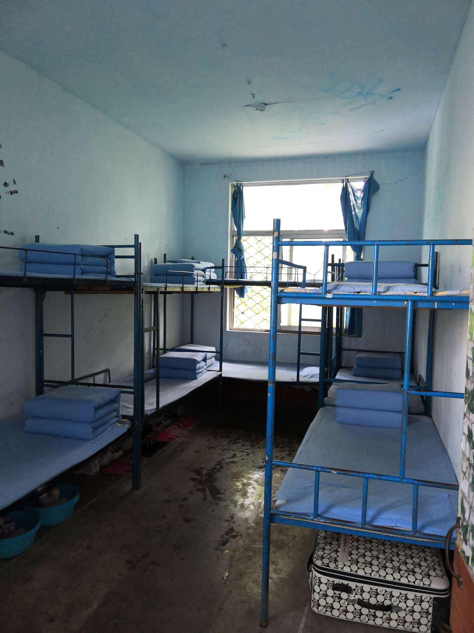 小学生使用打火机时引燃宿舍13人遇难！25人被处分！(图1)