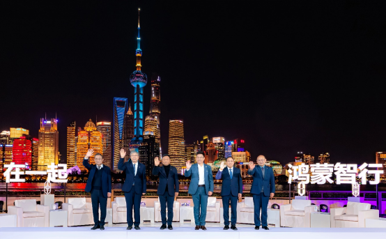 九游体育：新能源汽车逃离购物中心华为、小米逆势进场潮玩、户外抢滩入驻(图1)