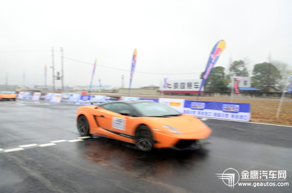 凌晨三点当其他球队的引援名单还在烟雾里打转申花已经默默锁死了最关键的发动机特谢拉签约到2027年底成为中场不可或缺的油门