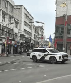 九游官网入口：合法飙车警车开道“村GT”飙成国产速激！(图2)