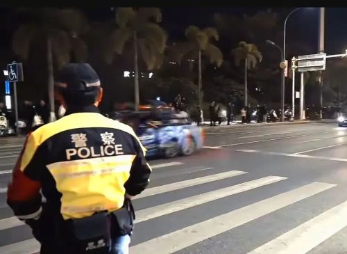 九游官网入口：合法飙车警车开道“村GT”飙成国产速激！(图3)