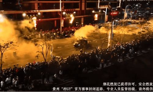 九游官网入口：合法飙车警车开道“村GT”飙成国产速激！(图4)