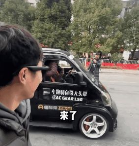 九游官网入口：合法飙车警车开道“村GT”飙成国产速激！(图14)