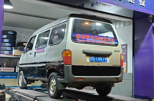 九游官网入口：合法飙车警车开道“村GT”飙成国产速激！(图13)