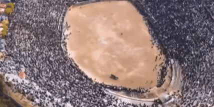 九游官网入口：合法飙车警车开道“村GT”飙成国产速激！(图25)