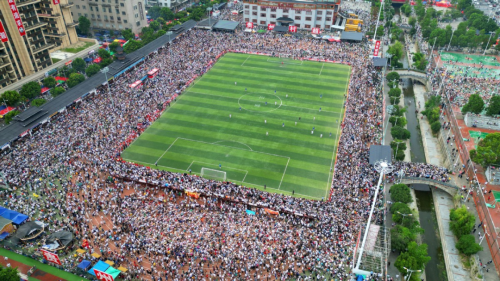 九游官网入口：合法飙车警车开道“村GT”飙成国产速激！(图24)