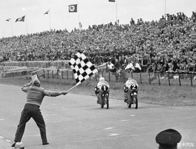 九游app：张水华辞职后首次直播！坦言暂时无带货计划称白岩松是“恩人”(图1)