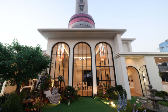 城市地标迎来爆款IP 《恋与深空》把游戏家园“搬”进东方明珠(图1)