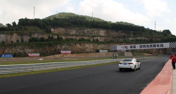 九游体育：小米车主遭特斯拉车主恶意别车、持续辱骂「母亲吓得脸色发白」小米发声；曝字节拟年产10万颗自研AI芯片；曝魅族手机业务即将解散(图1)