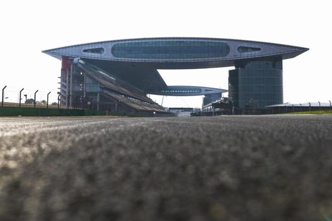 九游app：“F1中国站”硝烟再起赛车飞驰而过的“上”赛道藏着哪些“秘密”？(图2)