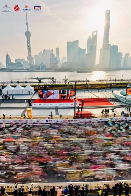 九游体育：穿越城市文脉！2026上海黄浦半程马拉松鸣枪起跑(图2)