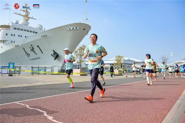 九游体育：穿越城市文脉！2026上海黄浦半程马拉松鸣枪起跑(图3)