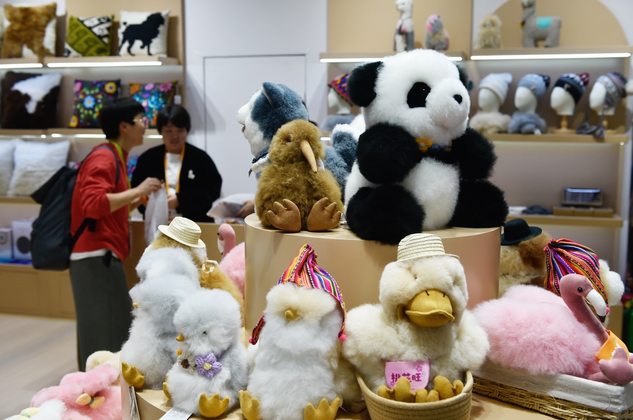 九游官网入口：生活经济学：“烟火气”中的高质量发展密码丨当潮玩开始“陪你生活”(图1)